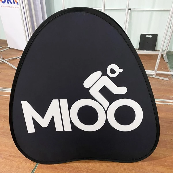 त्रिकोण पॉप अप बॅनर